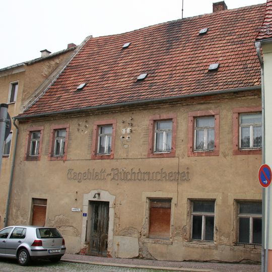 Wohnhaus in geschlossener Bebauung und zwei Hintergebäude
