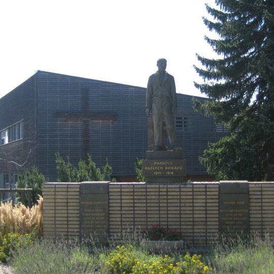 Pomník padlým v první světové válce na křižovatce v západní části Bystré