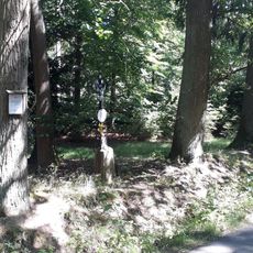 Kříž severně od Velechvína v lese