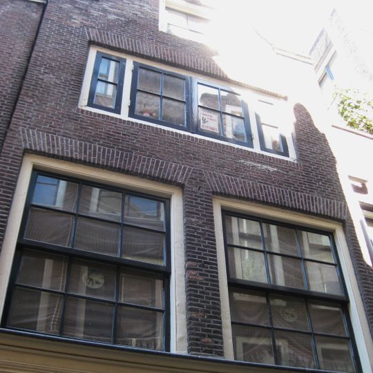 Pand met gevel onder klokvormige top met rollagen