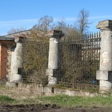 Решетка с воротами (фрагмент) и каменными воротными столбами (Тайцы)