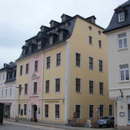 Wohnhaus in geschlossener Bebauung und in Ecklage, mit Hofbebauung Markt 6