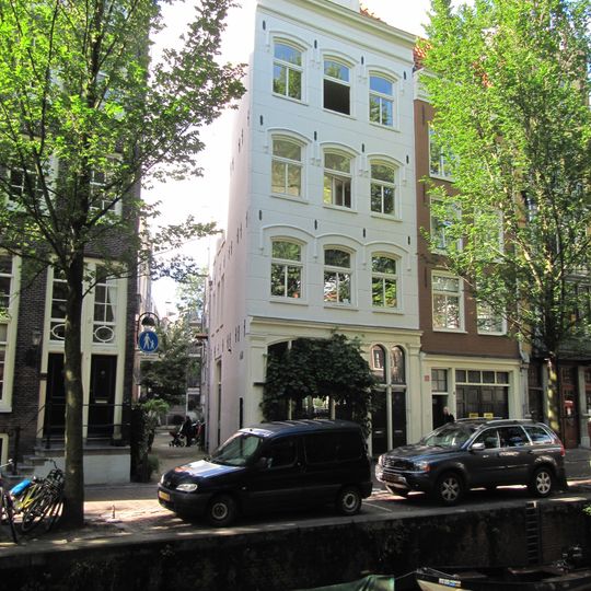 Pand waarvan de gepleisterde voorgevel onder rechte lijst is voorzien van geprofileerde lijsten om de bovenzijden van de vensters