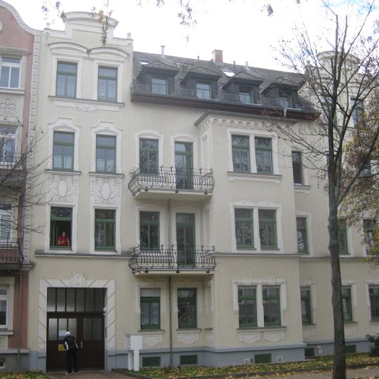Mietshaus in geschlossener Bebauung mit Vorgarten Albrechtstraße 42