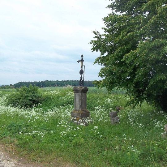 Kříž severně od Mostic u polní cesty