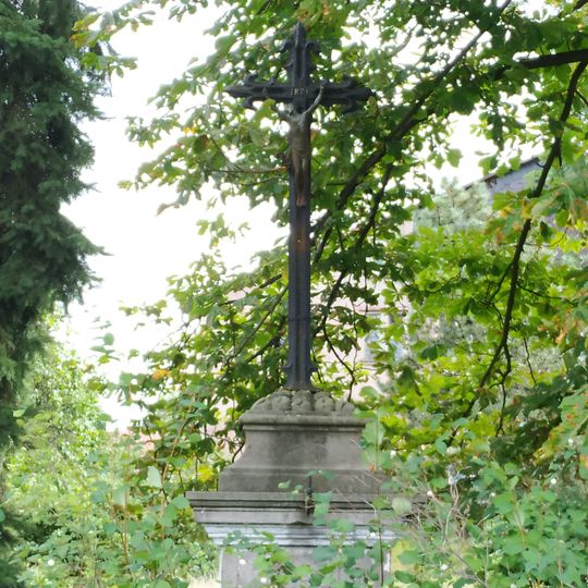 Kříž v zahradě domu 2 v Rybništi