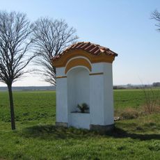 Kaplička u silnice na Hlavenec na jižním okraji Kostelního Hlavna