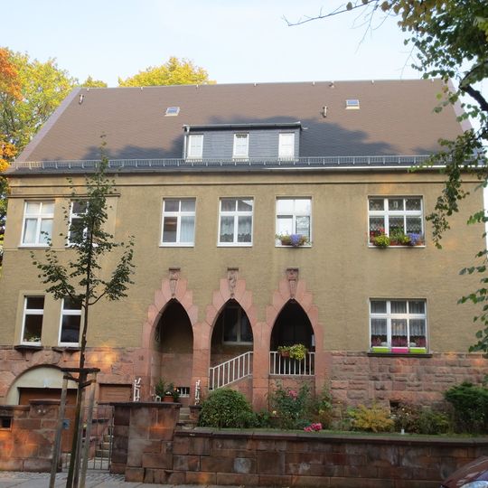Pfarrhaus, Gemeindehaus der Baptistengemeinde, mit Einfriedung Kanzlerstraße 10