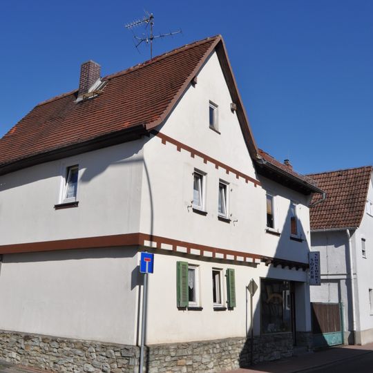Giebelständiges Wohnhaus auf erneuertem Bruchsteinsockel
