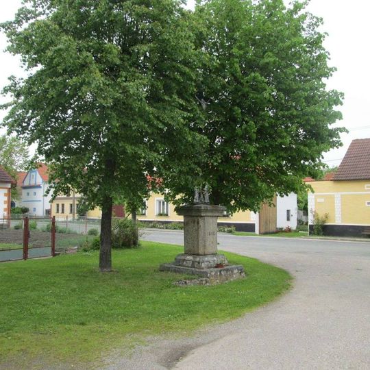 Kříž v Komárově u křižovatky