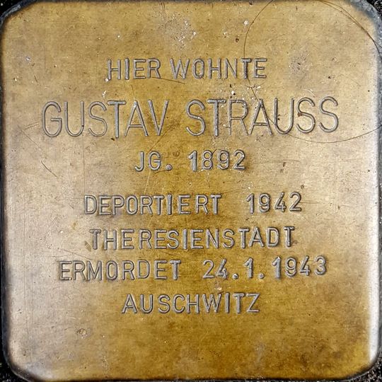 Stolperstein en memoria de Gustav Strauss