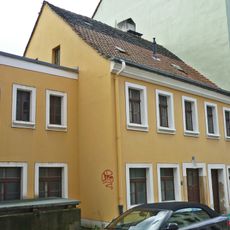 Wohnhaus in geschlossener Bebauung und Granittrog Steinweg 21