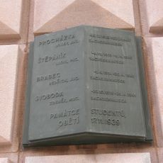 Pamětní deska obětem 17.11.1939 v Kounicových kolejích v Brně