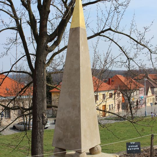 Obelisk v zámeckém parku v Mníšku pod Brdy