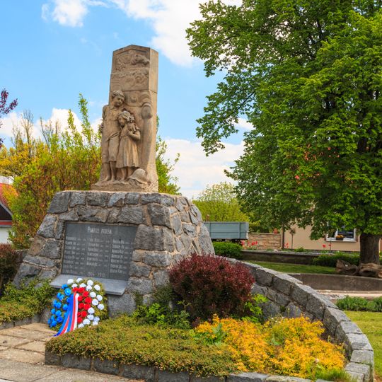 Kamenná kašna před Panským dvorem v Předhradí