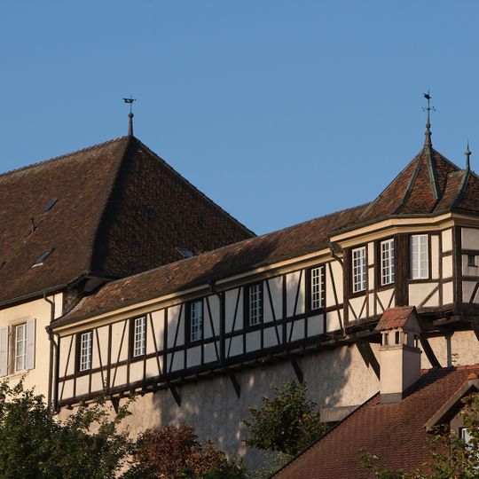 Katholisches Pfarrhaus und Stadtmauer
