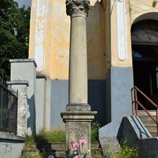 Pieta, stĺp s podstavcom