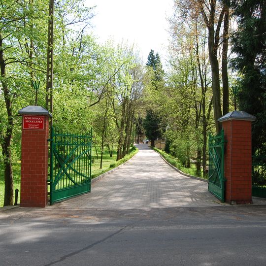 Palace park in Nielestno