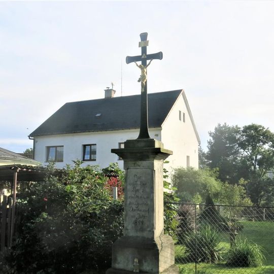 Kříž u kostela v Horních Habarticích