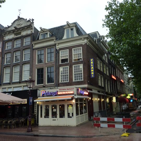 Hoekhuis onder gebroken dak en met gevels onder omlopende rechte lijst met consoles