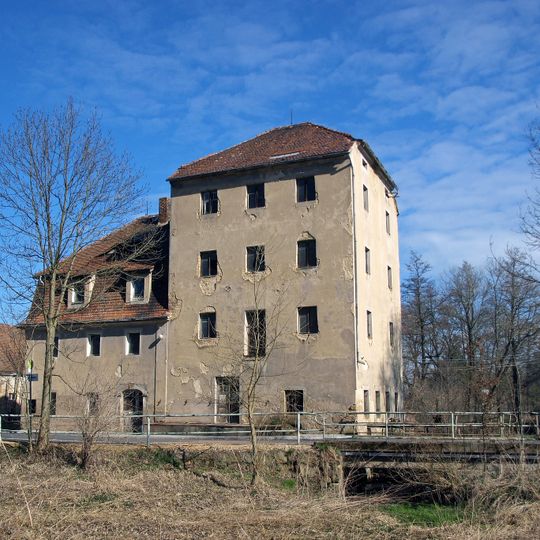 Wohnmühlenhaus, Mahlhaus, Überfallwehr und Graben eines Mühlenanwesens Weg an der Löbau 2