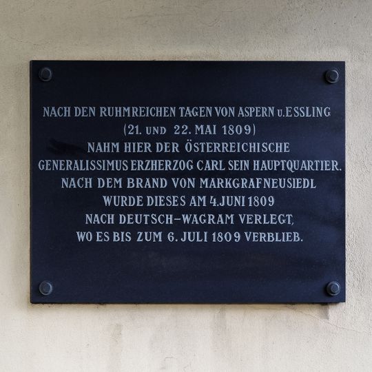 Plaque on the façade of the rectory of Markgrafneusiedl