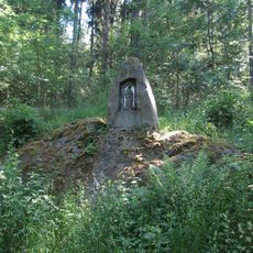 Kaplička severně od Plané v lese