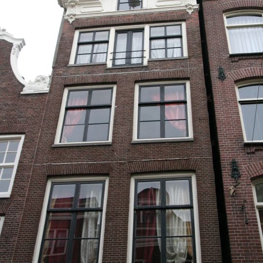 Pand met gevel onder in het midden verhoogde lijst met consoles