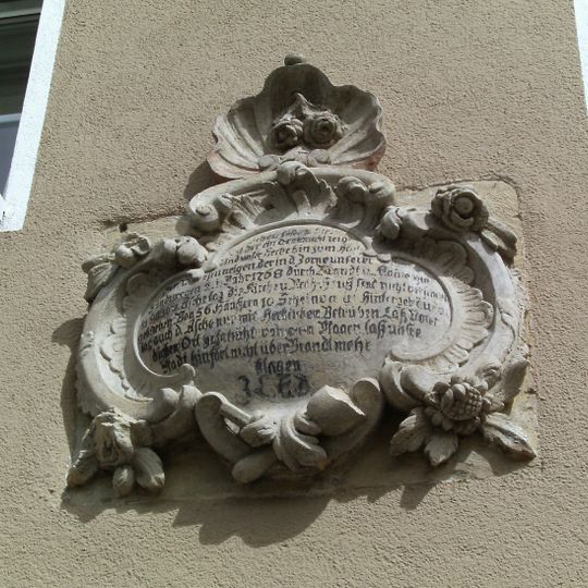 Gedenktafel für den großen Stadtbrand 1768 und ehemaliger Schlussstein an einem Wohnhaus Leipziger Straße 16; 18