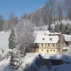 Wohnstallhaus und Seitengebäude eines Zweiseithofes Dreigüterstraße 13