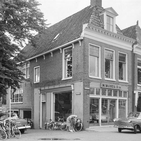 Hoekpand met verdieping onder zadeldak