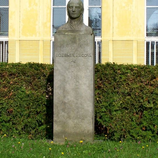 Busta Boženy Němcové u školy Boženy Němcové