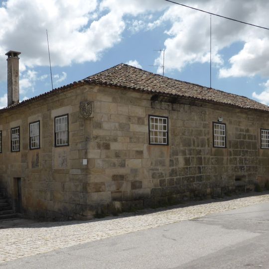 Solar Correia da Costa, também designado por Solar de Nossa Senhora da Conceição, incluindo capela e património móvel integrado