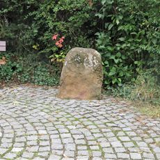 Křížový kámen poblíž domu 223 ve Zbuzanech