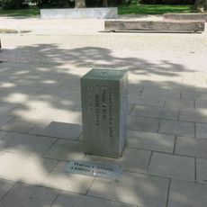 Kovová plastika s texty Karla Hynka Máchy v Jiráskových sadech v Litoměřicích