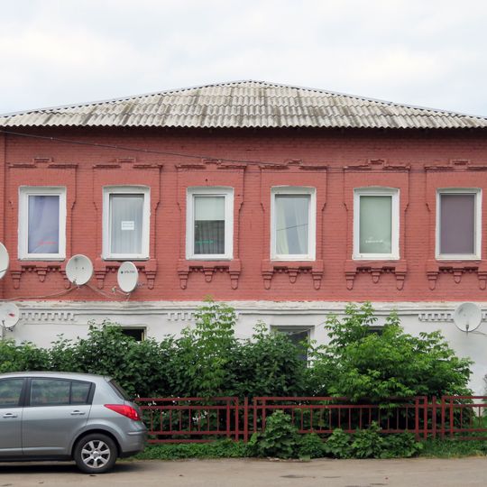 Жилой дом с флигелем