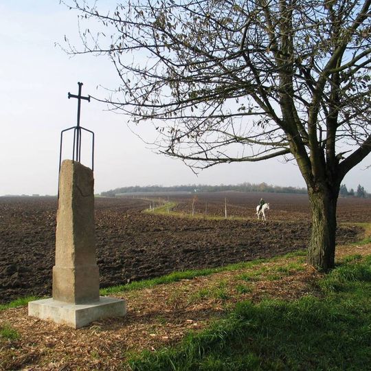 Kříž-rozcestník v Praze-Suchdole