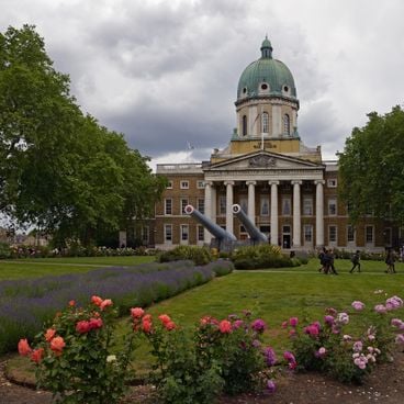 Museos militares: colecciones de armas, uniformes y vehículos de guerra