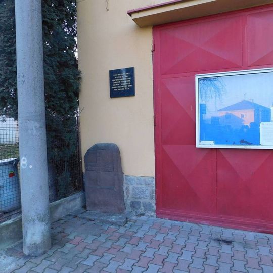 Pamětní deska na Požárním domě ve Všestarech