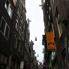 Pand met gevel met doorlopende lisenen