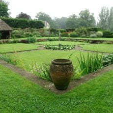 De Wiersse: twee oliekruiken van rood, ongeglazuurd aardewerk