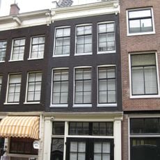 Pand met gevel onder rechte lijst met consoles