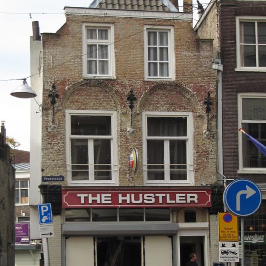 Hoekpand Grote Appelsteiger. Afgeknotte, gepleisterde trapgevel van het Dordtse type met mooi gehouwen kraagstenen en sierankers