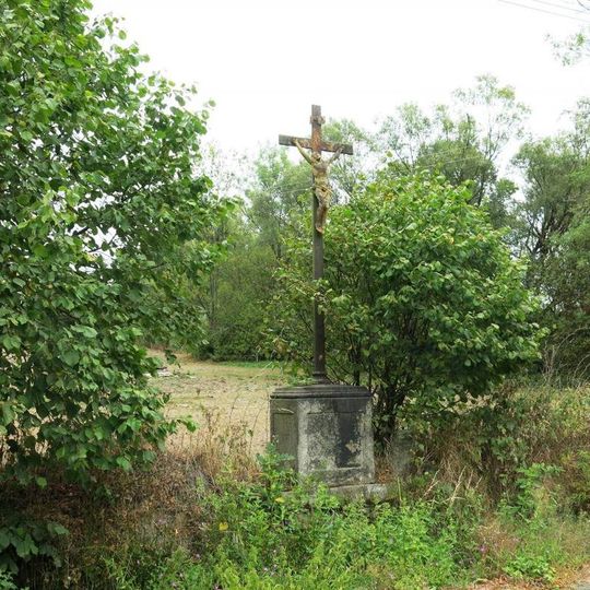 Kříž u silnice naproti domu 136 v Loučkách