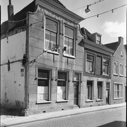 Lijstgevel voor huis van parterre en verdieping