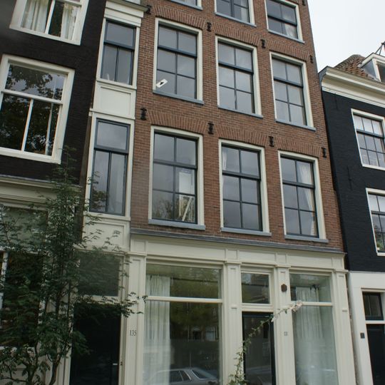 Pand met gevel onder rechte lijst