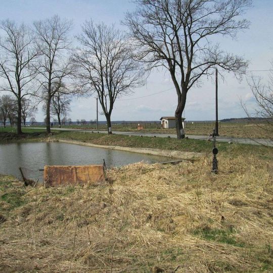 Kříž u Borkovic u rybníčku