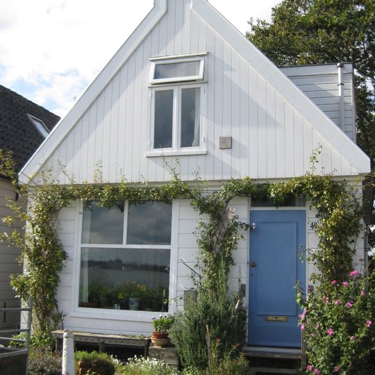 Houten huis met puntvormig voorschot; goede pui