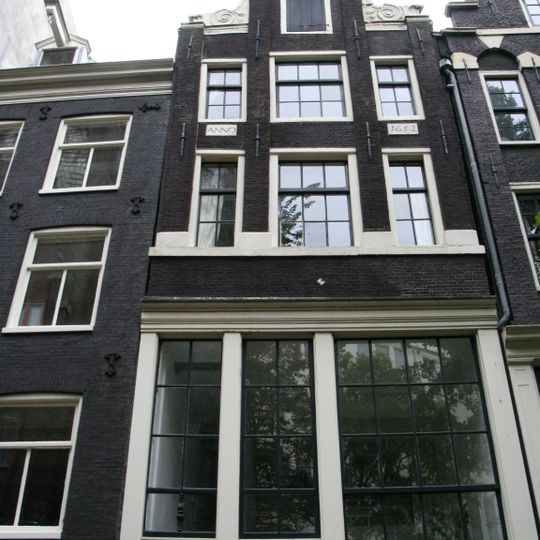 Pand met pilaster-halsgevel waarvan bovenste topstuk is verdwenen