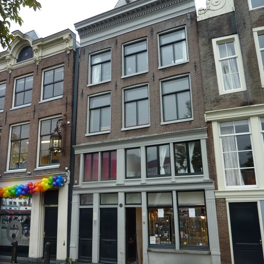 Pand met gevel onder rechte klossenlijst